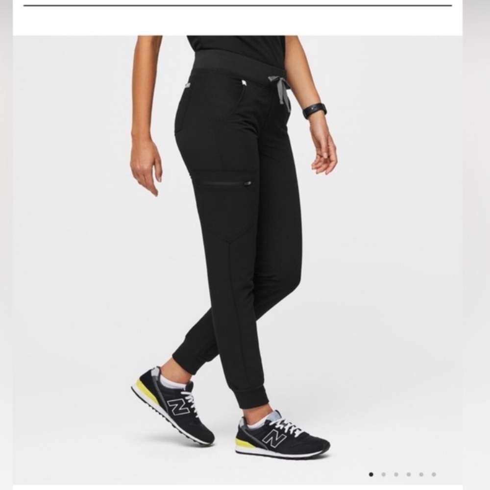 Figs size small joggers - short length